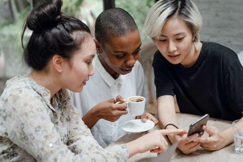 Generasi Z terhubung dengan media sosial