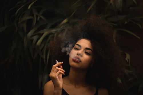 Rokok tradisional sering kali dikaitkan dengan citra klasik